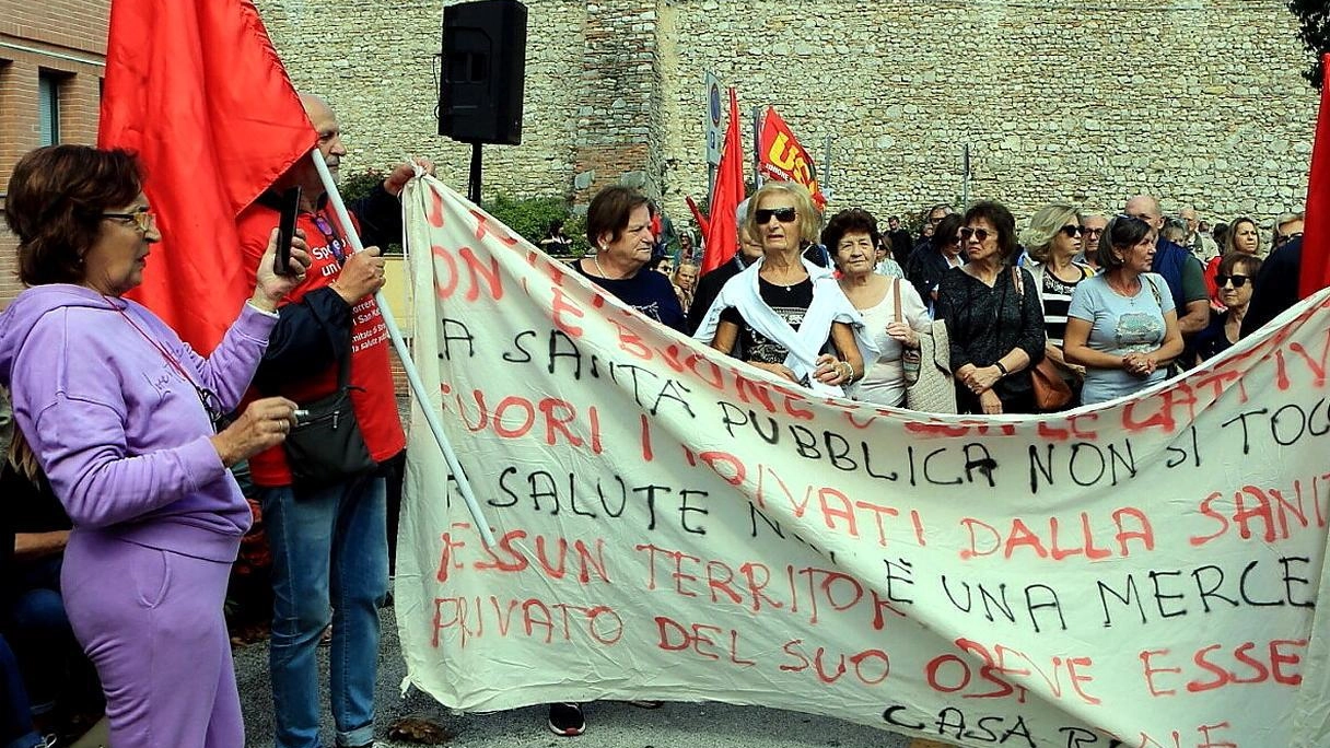 Sit-in di protesta del City Forum in piazza