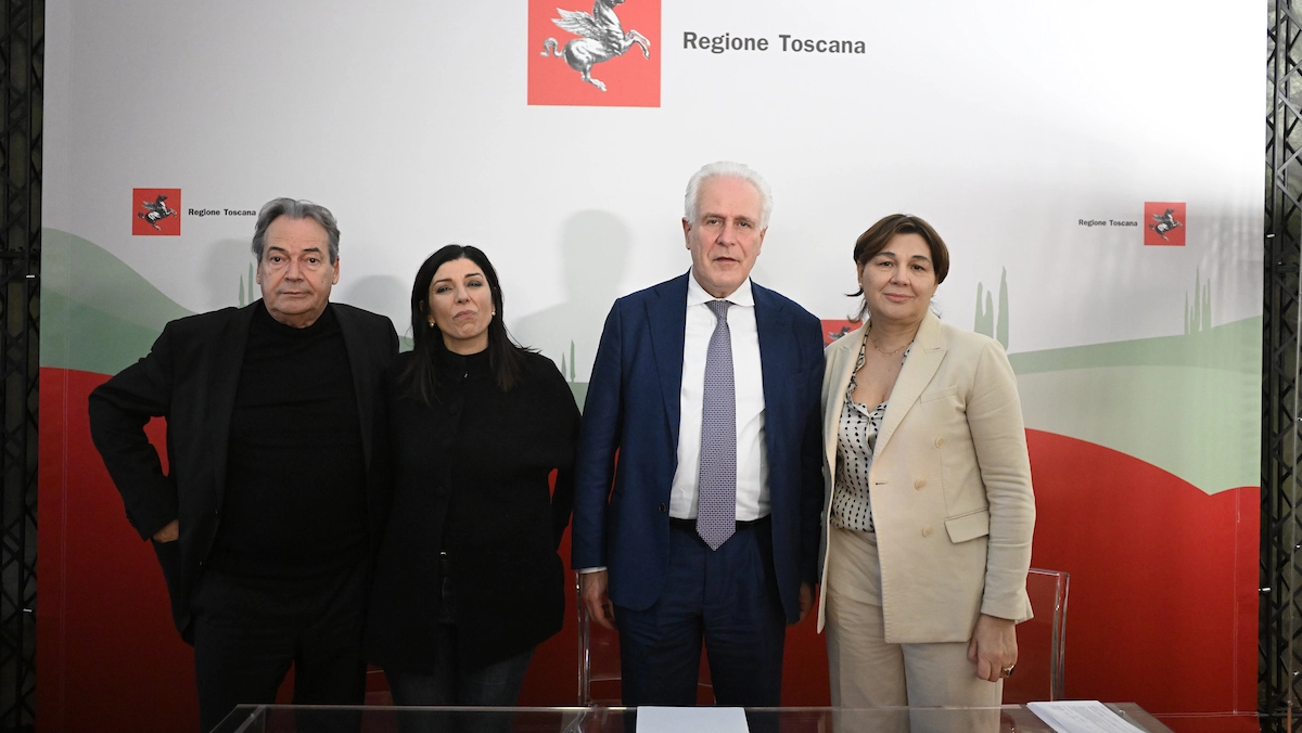 Claudio Vanni e Daniela Mori di Unicoop insieme al presidente Giani e l'assessora Monni