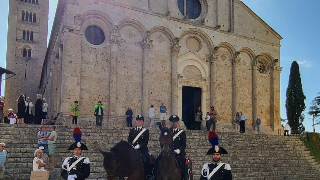 Militari in alta uniforme e a cavallo alla festa di San Cerbone