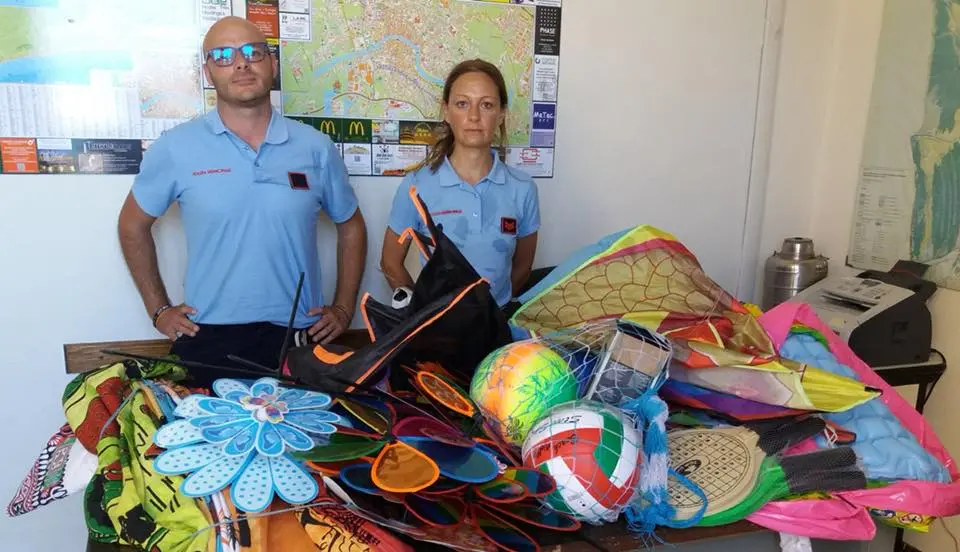 Ambulanti inseguiti in spiaggia