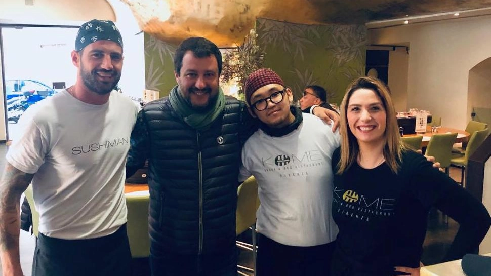 Matteo Salvini con alcuni dipendenti del ristorante giapponese Kome di via de’ Benci