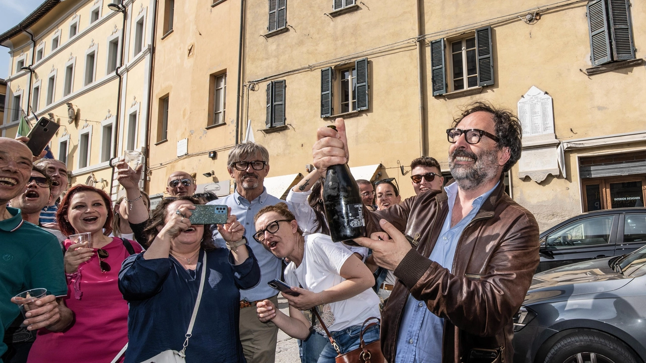 Festa in piazza, brindisi e abbracci  "Anni difficili, abbiamo fatto tanto"