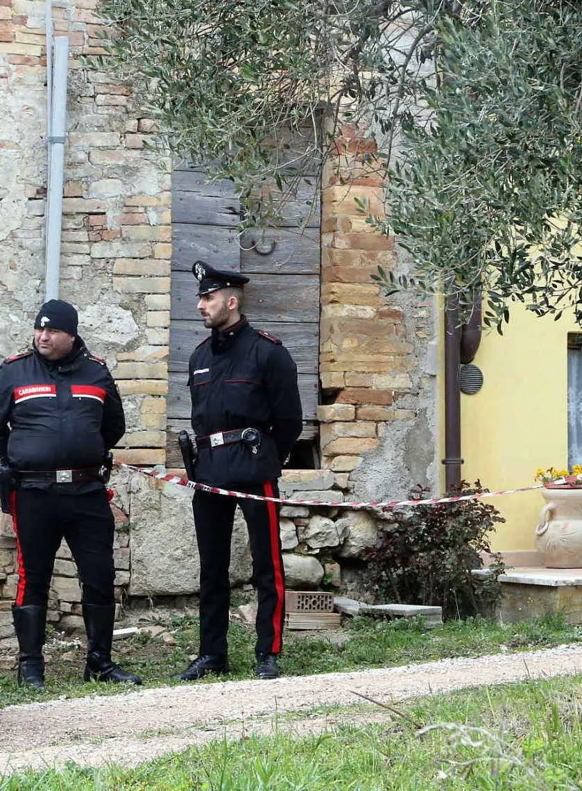 Trovato Cadavere Sotto Casa Mistero Sulla Morte Di Un Uomo Tra Le ...