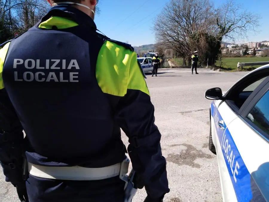 Spacciatore con la droga nascosta nelle mutande, denunciato