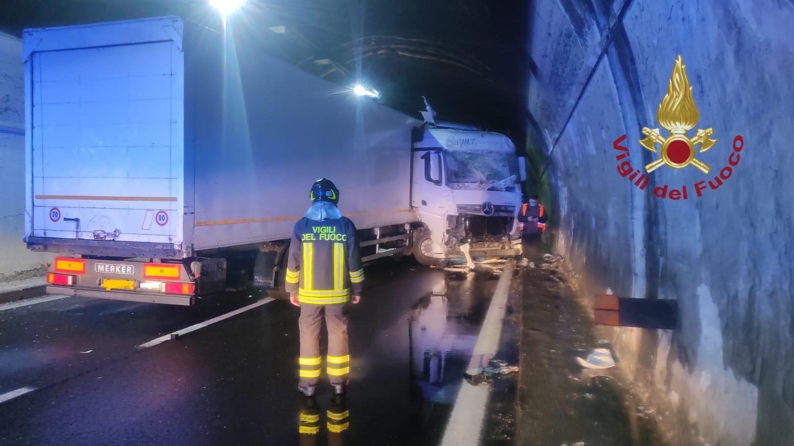 Incidente In Autostrada, Camion Contro Un Muro In Galleria