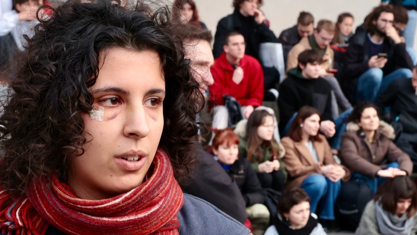 La studentessa presa a manganellate sul lungarno di Firenze durante la manifestazione pro Palestina