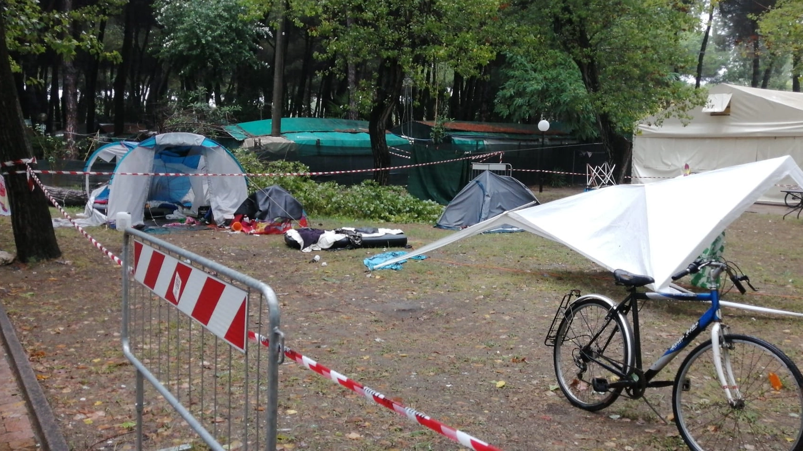 La tenda su cui si è abbattuto l'albero