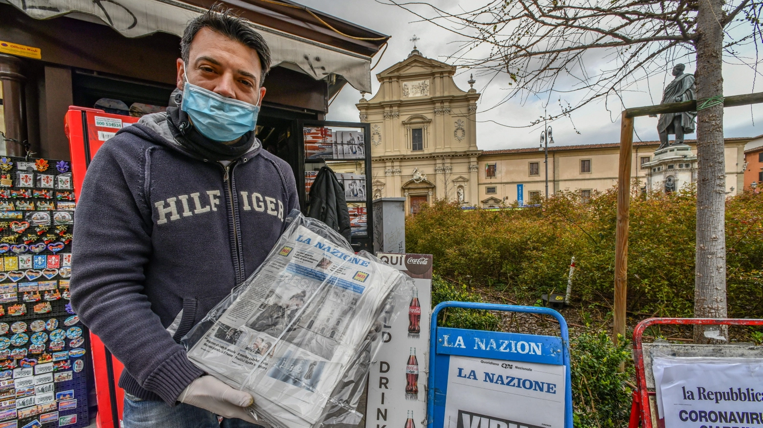 Un edicolante con le copie de La Nazione appena ricevute