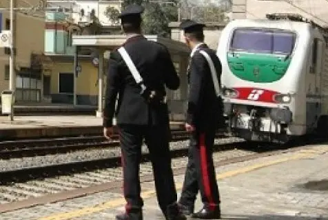 Cinque Terre: ubriaca cammina lungo i binari, un carabiniere la solleva di peso e la salva