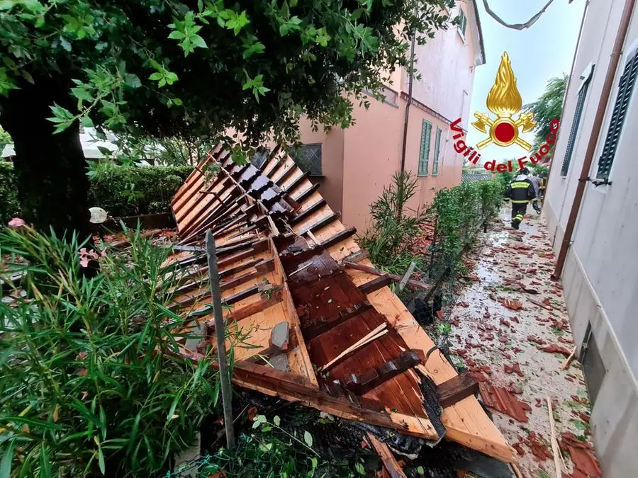 Dramma maltempo, crolla tetto di un condominio a Pietrasanta / VIDEO