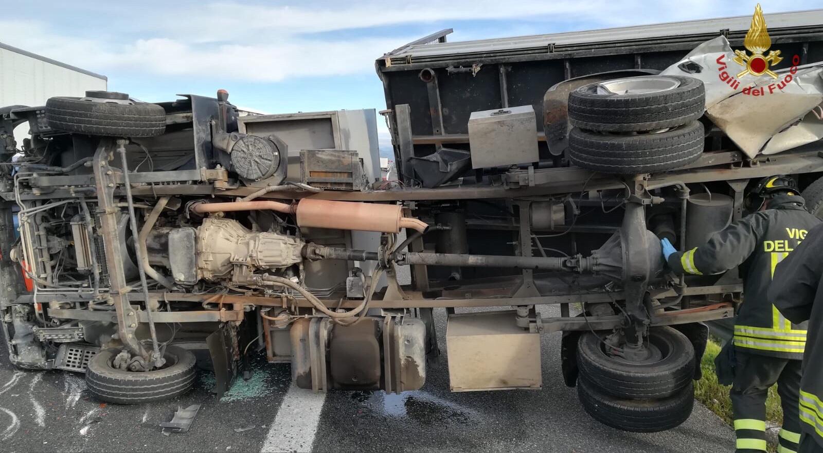 Incidente In Autostrada, Si Scontrano Un Tir E Un'auto