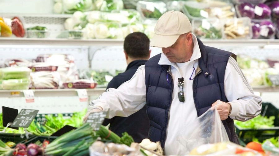 La spesa al supermercato adesso costerà 564 euro in più alle famiglie. Dalla colazione alla cena, il caro energia si riflette anche sull’alimentare