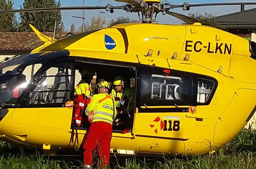 Auto si ribalta, grave donna di 45 anni: in ospedale con l'elisoccorso