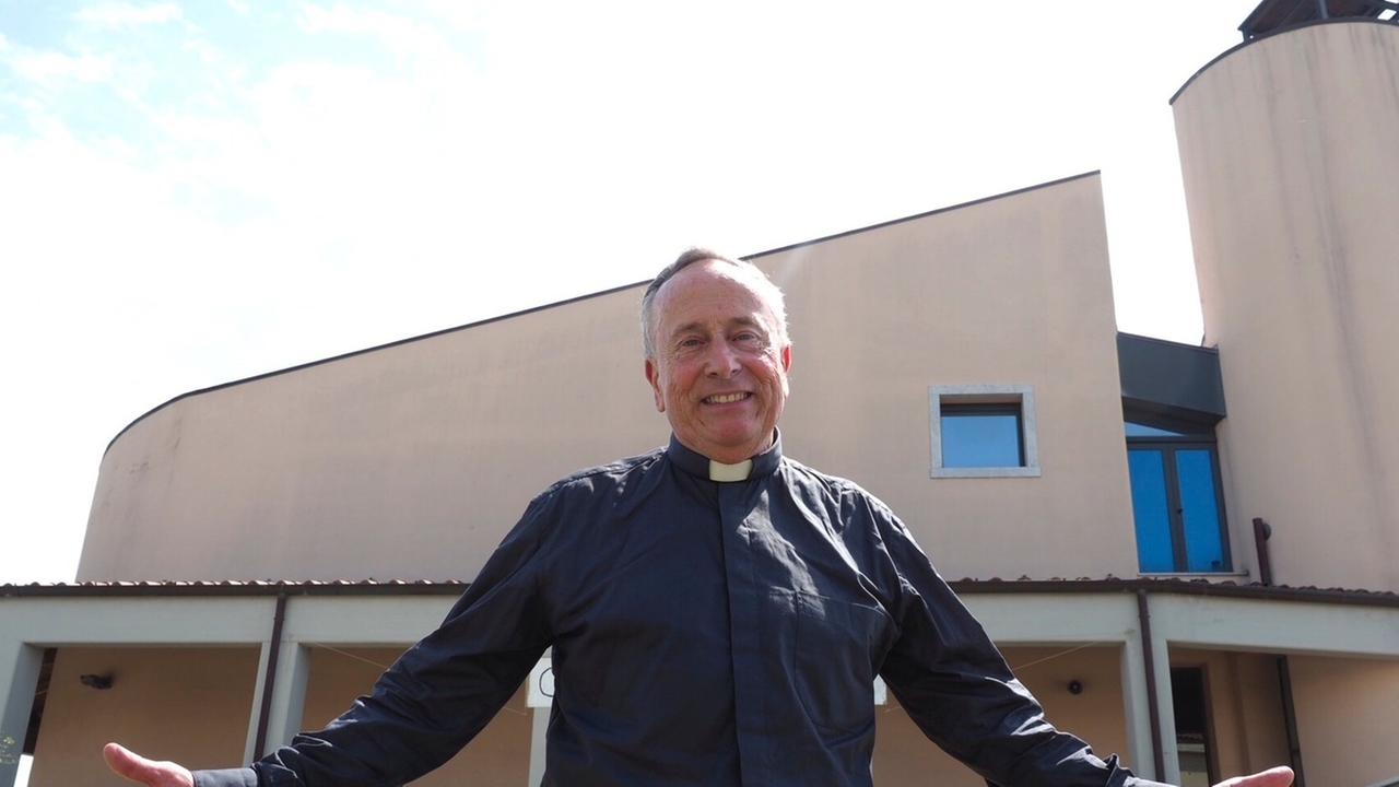 Don Maurizio Marchini davanti alla chiesa