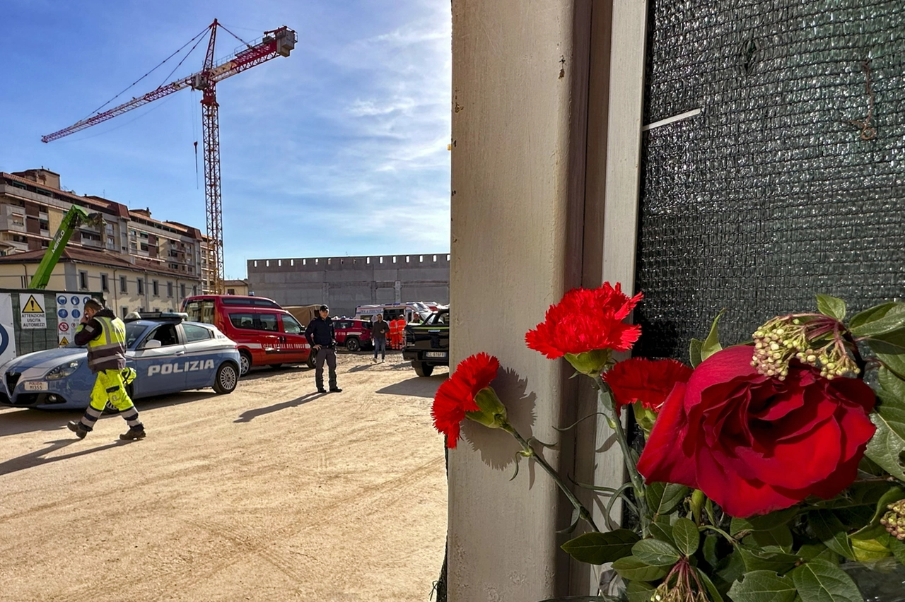 Fiori nel cantiere del crollo (Fotocronache Germogli)