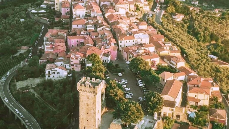 Il borgo di Castelnuovo Magra (foto Ansa)