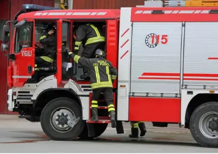 Firenze, fumo da un cassonetto: autista e operatore del bus sventano l'incendio