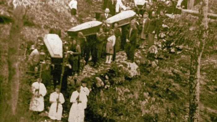 Traslazione delle salme al Monumento ossario a Sant’Anna di Stazzema, la foto è del 1948