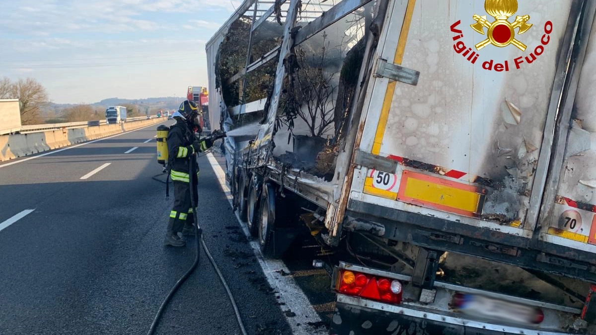 Il tir andato a fuoco in autostrada A1 (foto dei vigili del fuoco)