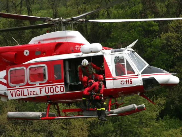 Giovane precipita nel vuoto dopo il volo con il parapendio: è salvo