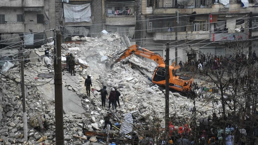 Terremoto tra Turchia e Siria, i soccorritori scavano tra le macerie a Idlib