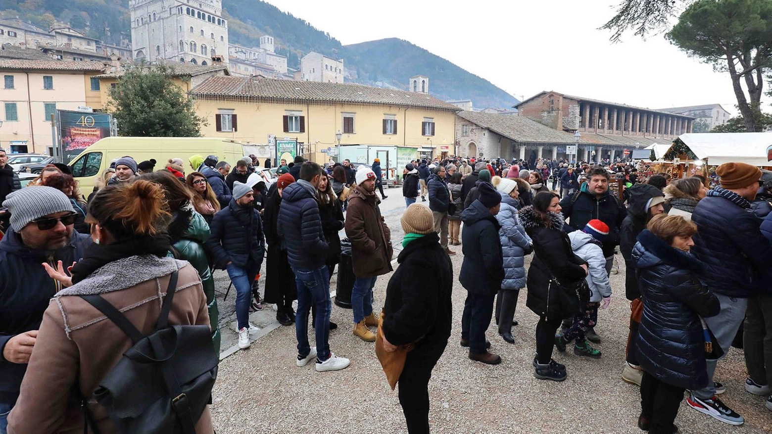 Piazza 40 Martiri, cantiere e furti. Ai Giardini rubano pure gli alberi