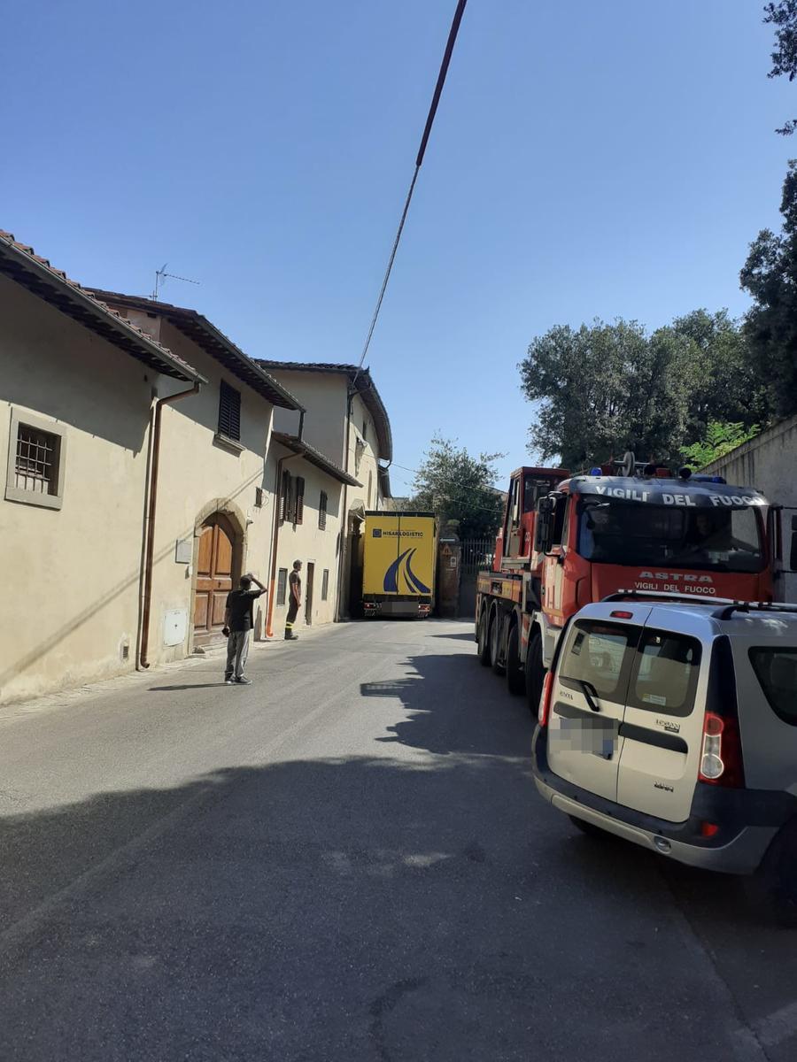 Tir Resta Incastrato Per Colpa Del Navigatore