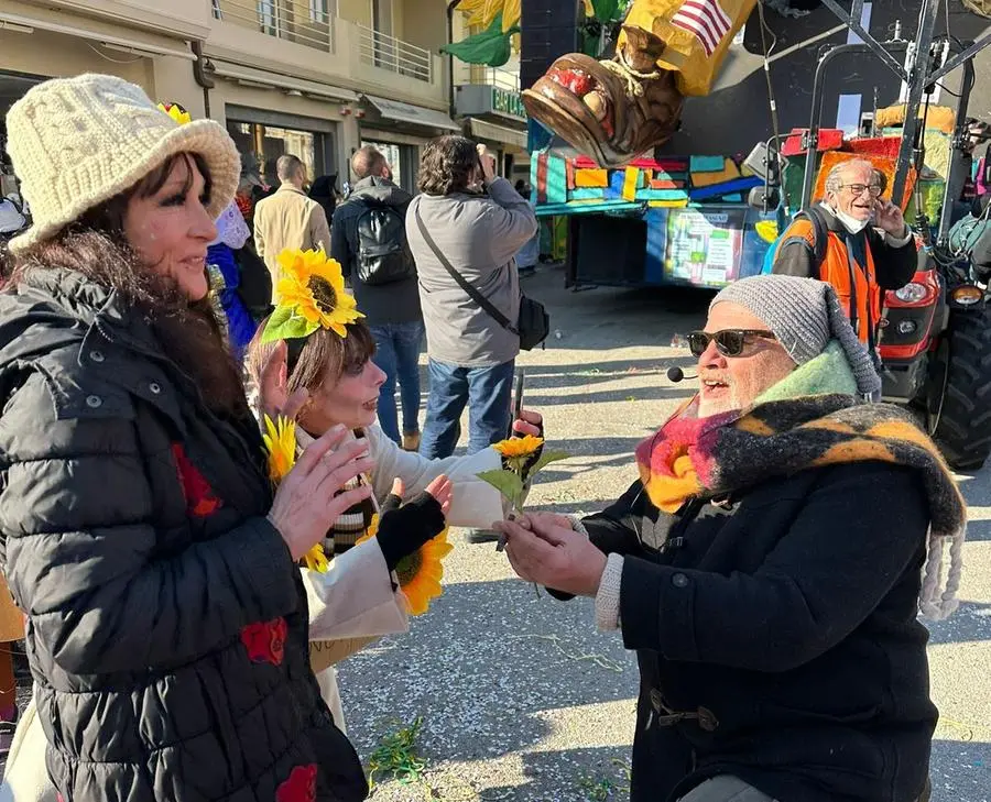 Viareggio, la proposta di matrimonio al Carnevale: "Mi vuoi sposare?"