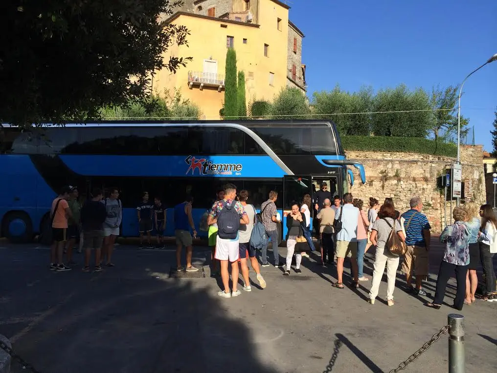 Rabbia sul pullman del mare della Tiemme troppa gente a bordo e