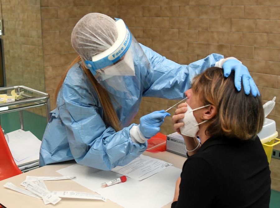 Covid c un altra vittima insieme a tamponi e contagi calano i