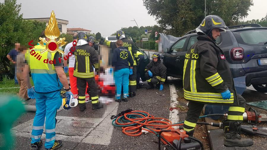 Lucca, Incidente Tra Due Auto Ad Antraccoli: Tre Feriti Incastrati ...