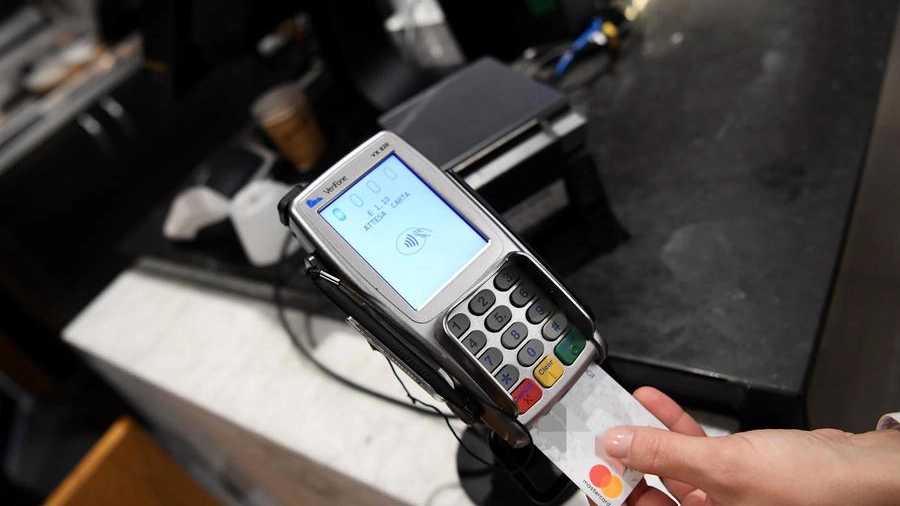 Un pagamento Pos con carta di credito, foto generica (Ansa)