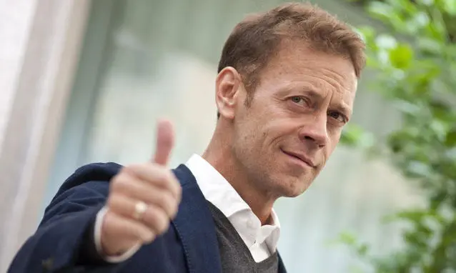 L’avventura di un gigolò pratese. Entra nel mondo dell’hard e gira con Rocco Siffredi