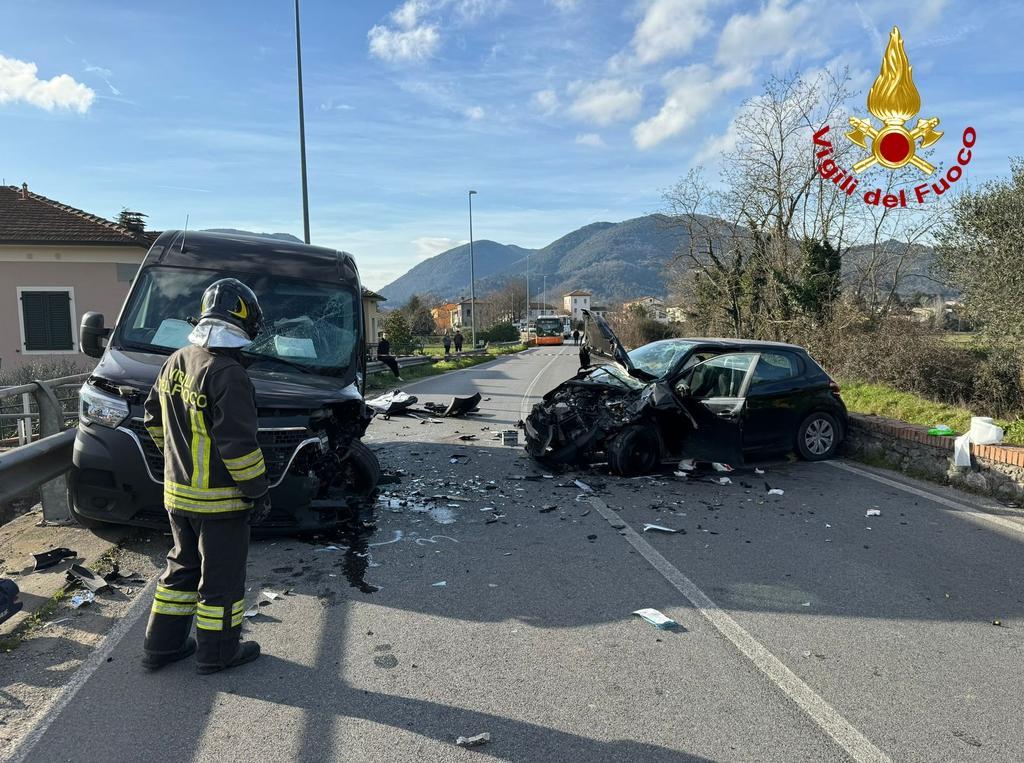 Pauroso Schianto Sulla Sarzanese. Grave Un Automobilista Di 46 Anni