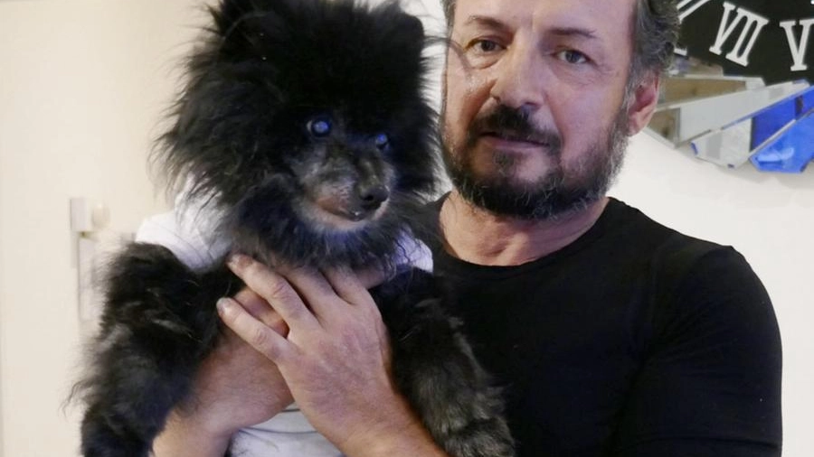 Roberto Cirillo, 51 anni, con il cane Cicci: sono inseparabili (Foto Attalmi)