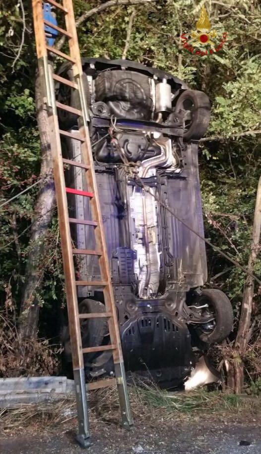 Incidente: Perde Il Controllo Dell'auto E Finisce Fuori Strada