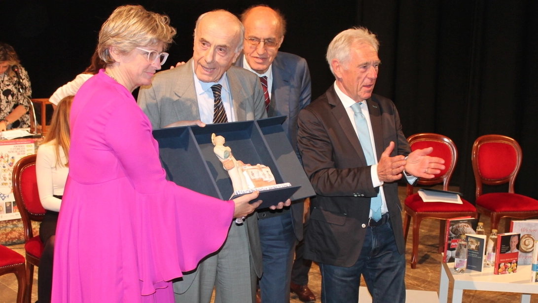La premiazione del 2018 col sindaco Lucia Baracchini, il professor Benelli e il presidente