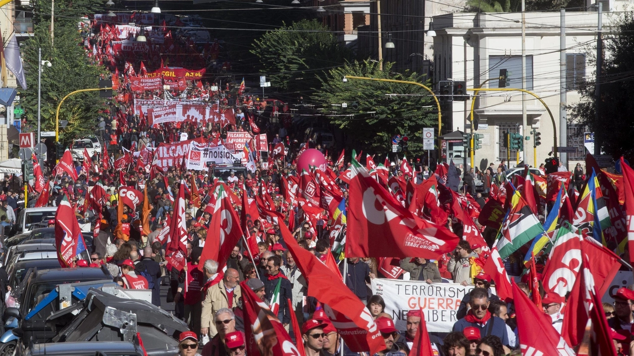 Un momento della manifestazione nazionale della CGIL a Roma (ANSA/CLAUDIO PERI)