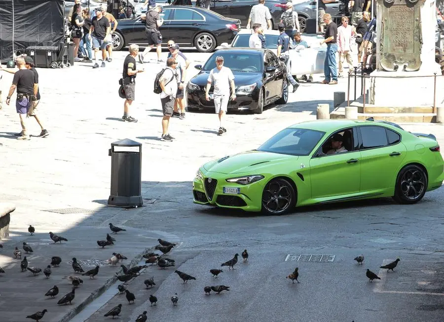 Film d'azione, il regista Bay imputato: Maltrattati 40 piccioni lanciati  contro un'auto