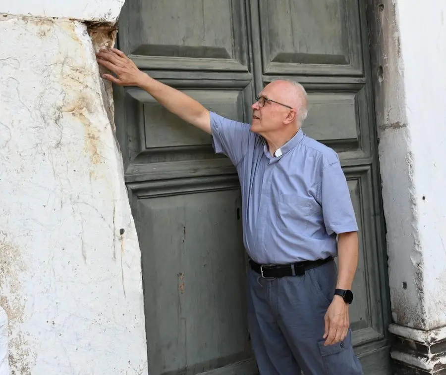 Lucca, vandali danneggiano la chiesa di San Michele