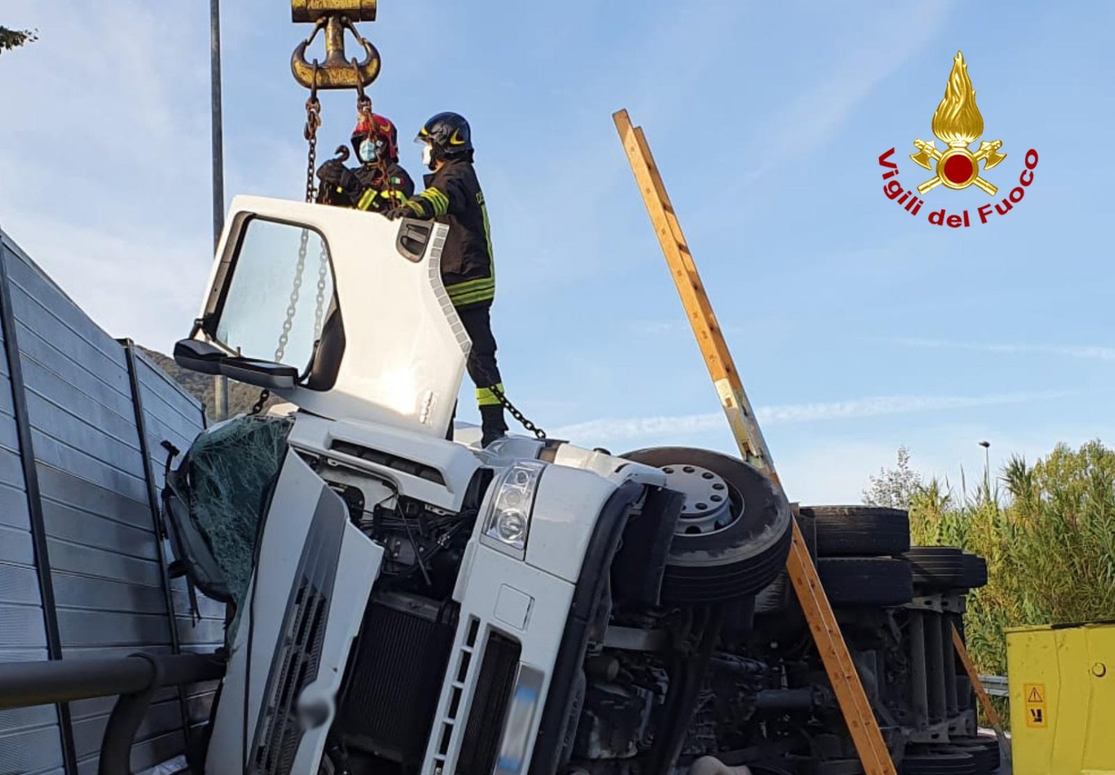 Camion Si Ribalta E Si Schianta Contro Il Guard Rail: Morto L'autista