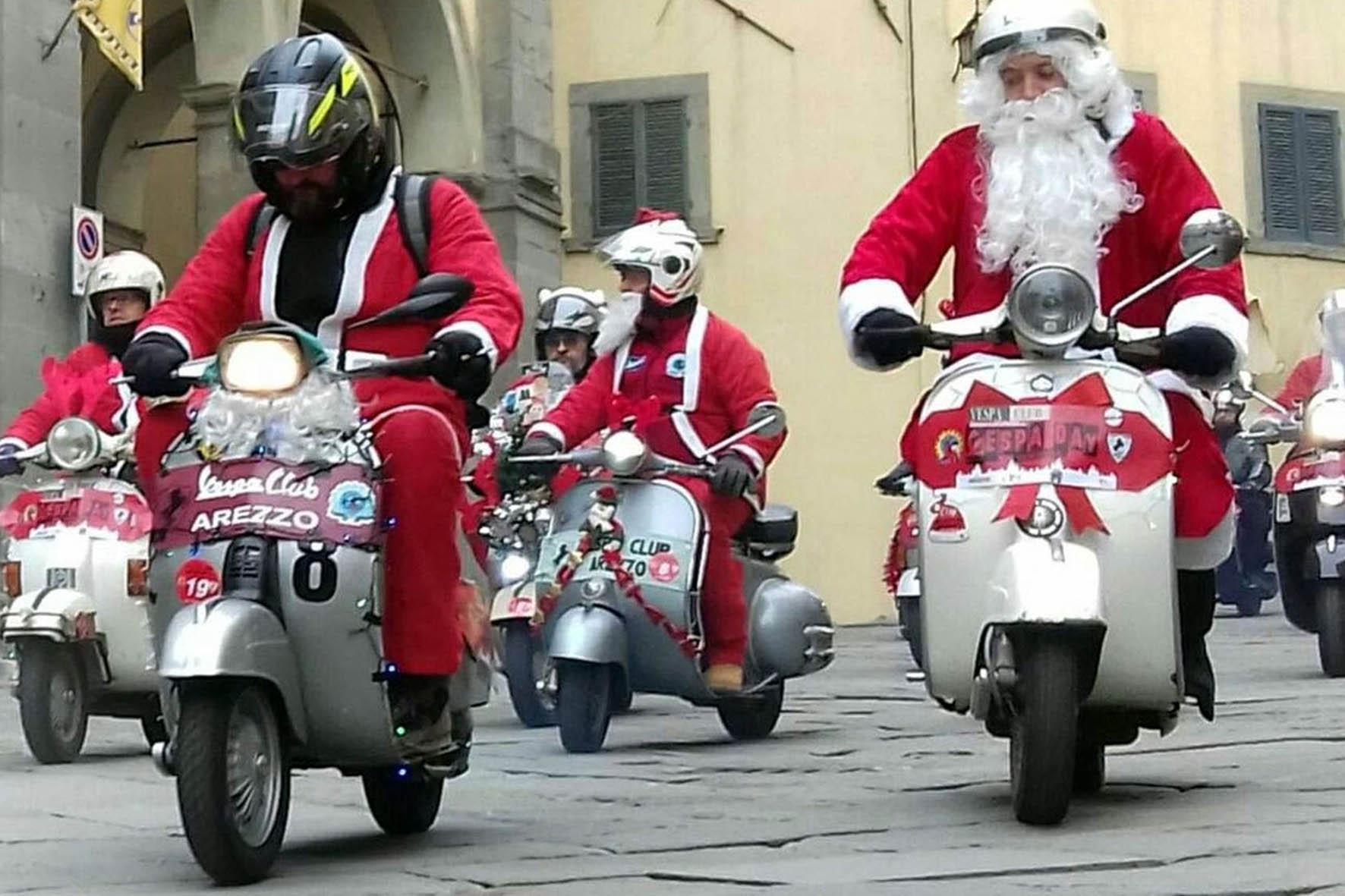 Una parata natalizia di vespisti tra vie e piazze del centro di Arezzo