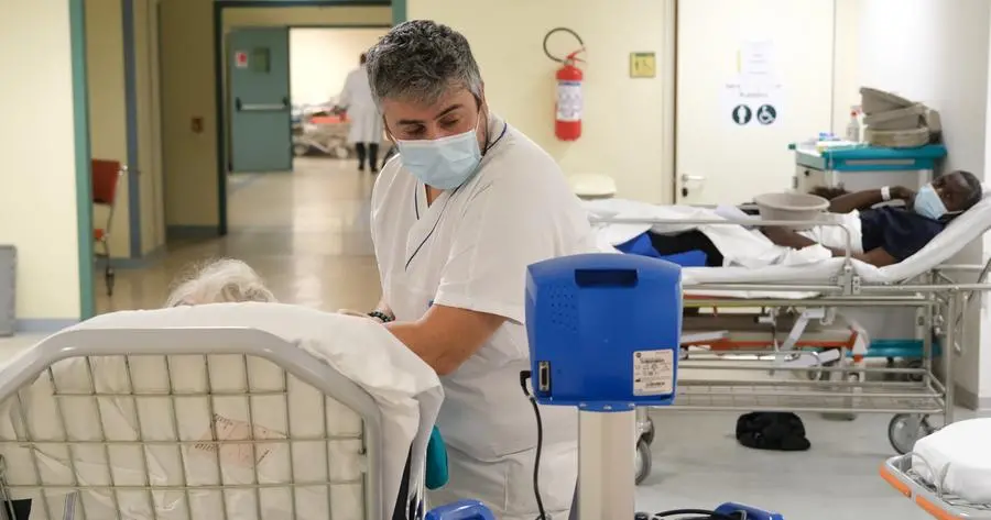 Toscana, allarme pronto soccorso: "Il 40% dei malati resta in barella"