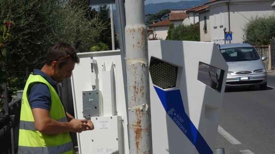 I tecnici hanno sistemato i box di colore blu e bianco (foto Bini)