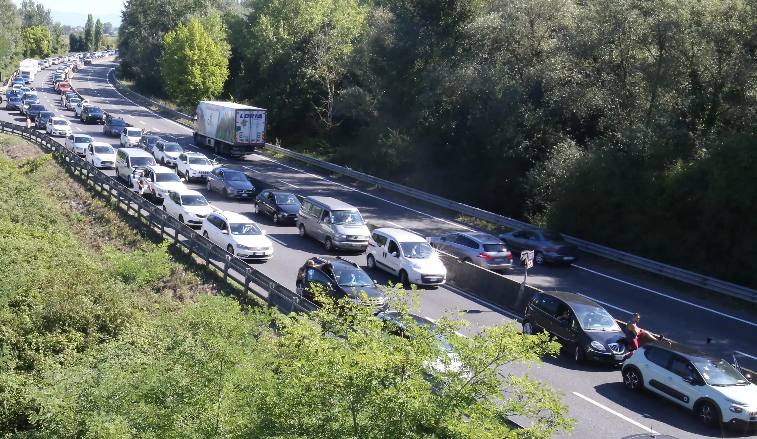 Maxi tamponamento tra auto, FiPiLi bloccata