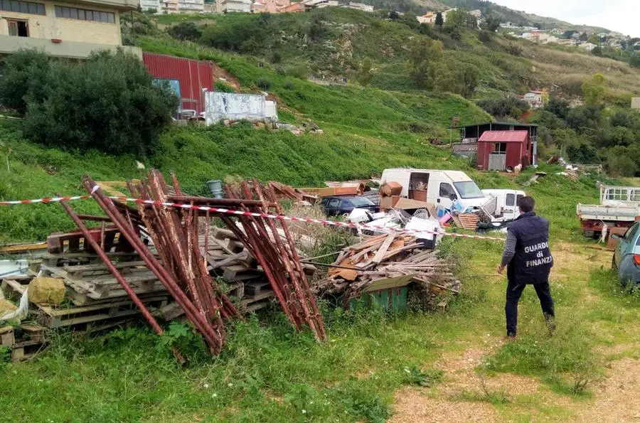 Secchi dell umido usati come discarica :: Segnalazione a Perugia