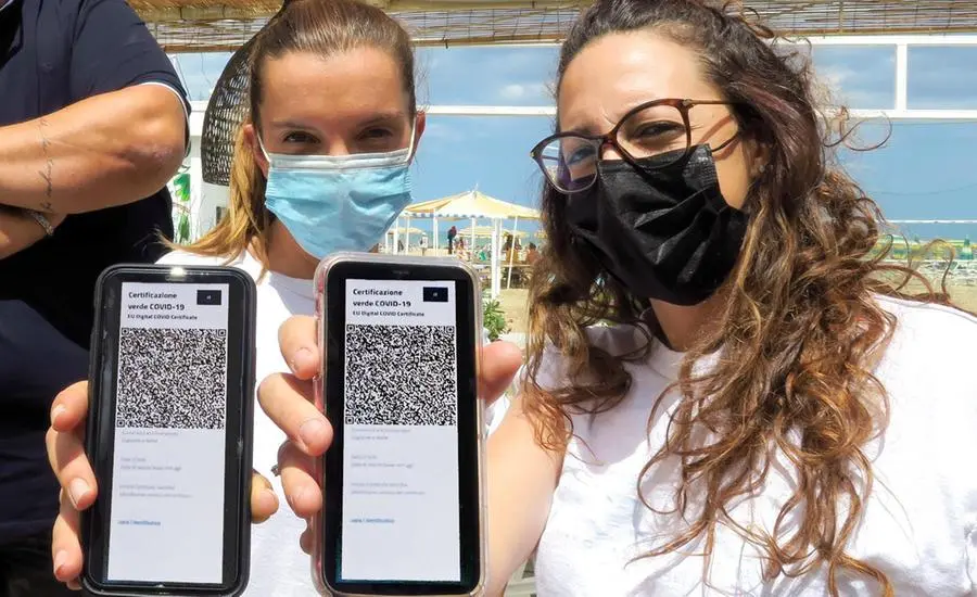 I "forzati" del green pass: "Meglio di chiudere ma...". Locali e cinema prima della svolta