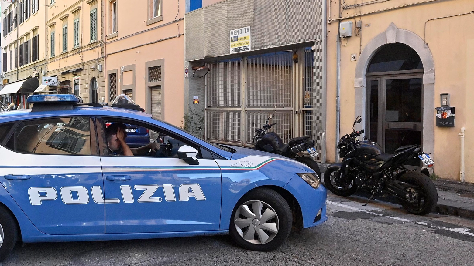 Il palazzo dove il piccolo sarebbe caduto (Foto Novi)