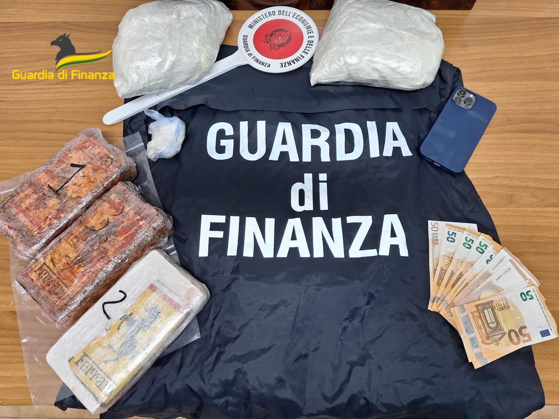 Tre Chili Di Cocaina Nascosti Nel Divano, Due Arresti