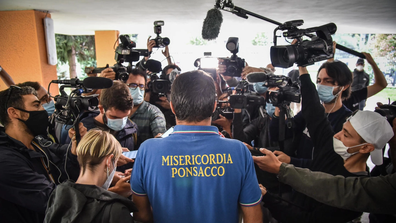 Salvini con la polo della Misericordia di Ponsacco. Che protesta: "Ci ha strumentalizzato"